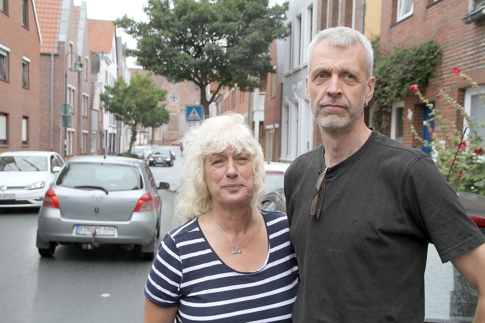 Frauke Koppaetzky und Martin Dirks wohnen an der Friedrich-Ebert-Straße und haben eigene Vorstellungen von der Verkehrssteuerung vor ihrer Haustür. Foto: Päschel
