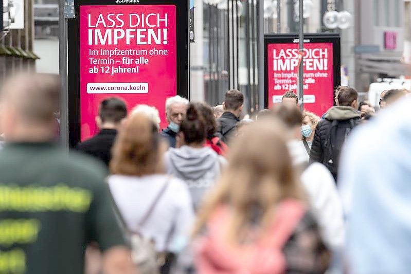 Passanten in der Kölner Innenstadt. Foto: Marius Becker/dpa