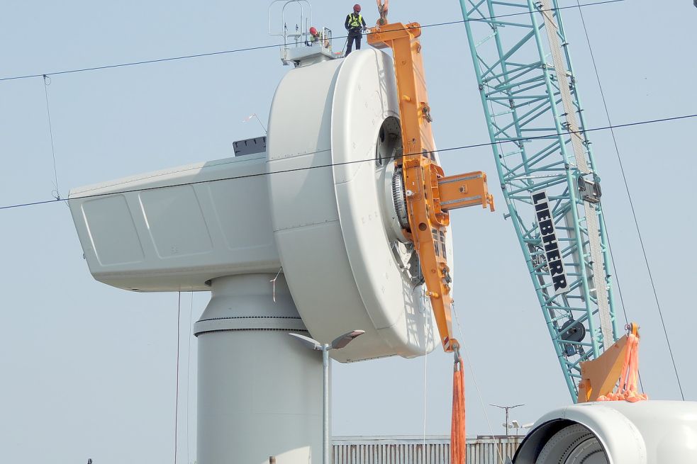 In den vergangenen Jahren wurde auf dem Gelände in Emden der Aufbau von Windkraftanlagen geübt. Nun ist es mit dem Training vorbei. Foto: F. Doden