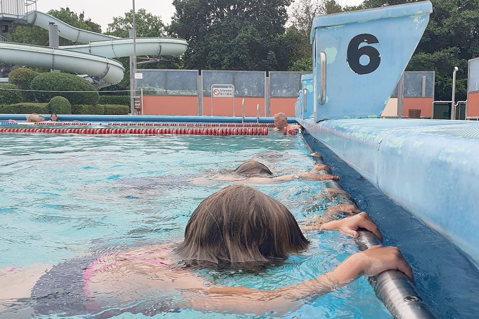 Kinder, die in der heimischen Badewanne das Eintauchen des Kopfs unter Wasser schonmal ausprobiert haben, brauchen können die Lernphase im Schwimmkursus überspringen. Foto: Gettkowski