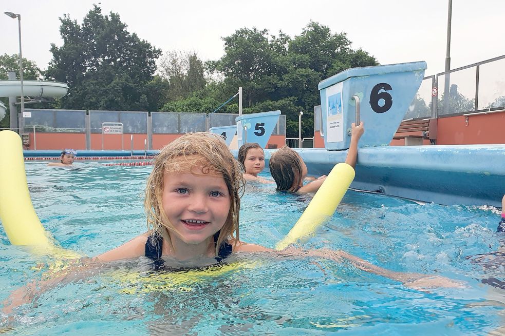 Im tiefen Wasser bietet die Poolnudel Schwimmanfängerin Malea Sicherheit. Foto: Gettkowski