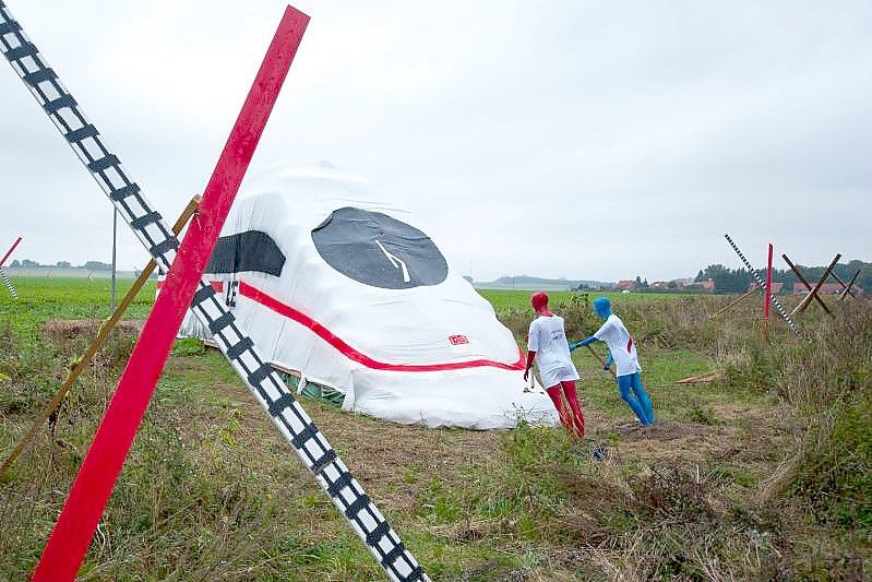 Kreuze sowie ein aus Strohballen gebauter ICE standen vor einigen Jahren als Zeichen des Bürgerwiderstandes gegen Pläne zum Ausbau der Bahnstrecke Hannover-Hamburg auf einem Feld bei Vinstedt im Kreis Uelzen. Foto: picture alliance / dpa