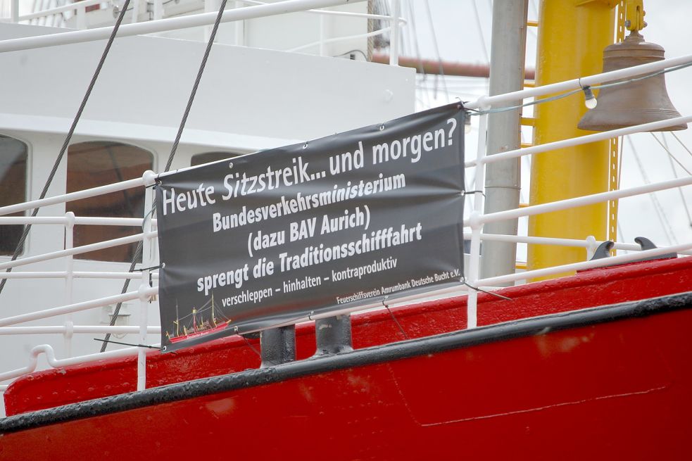 Die Feuerschiffscrew macht ihren Protest auch mit einem Banner am Schiff deutlich. Foto: H. Müller