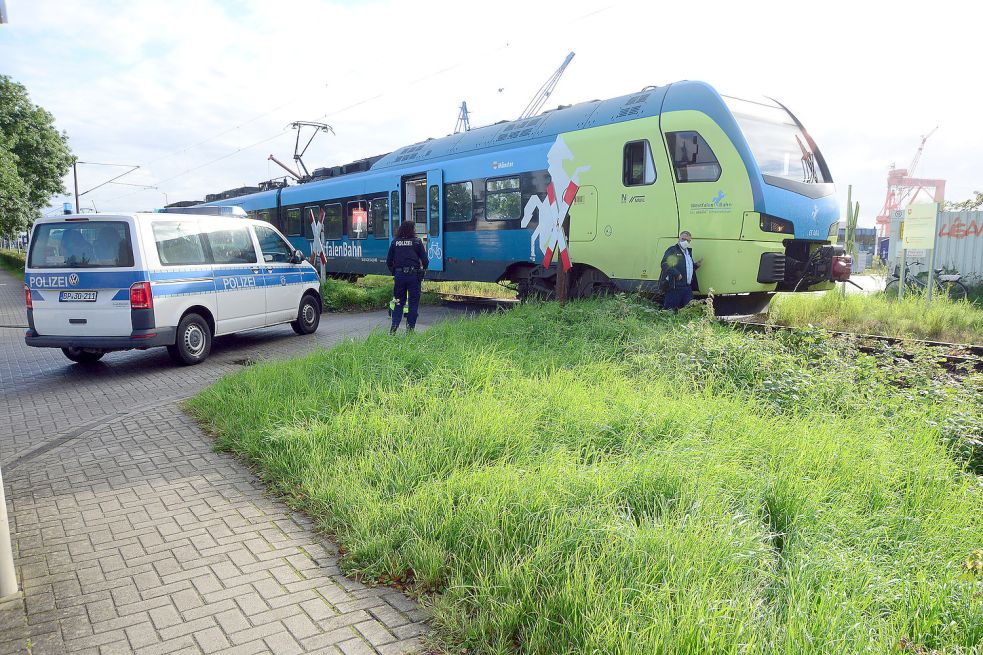 Der Zug, der auf der Fahrt zum Borkumkai im Außenhafen war, kam in Höhe eines unbeschrankten Bahnübergangs zum Stehen. Foto: F. Doden