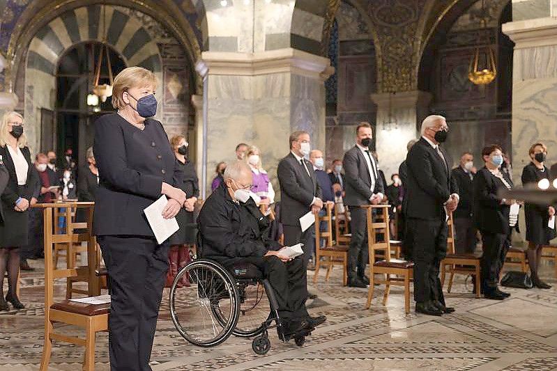 Bundeskanzlerin Angela Merkel (l-r), Bundestagspräsident Wolfgang Schäuble und Bundespräsident Frank-Walter Steinmeier bei der Gedenkzeremonie in Aachen. Foto: Oliver Berg/dpa-Pool/dpa