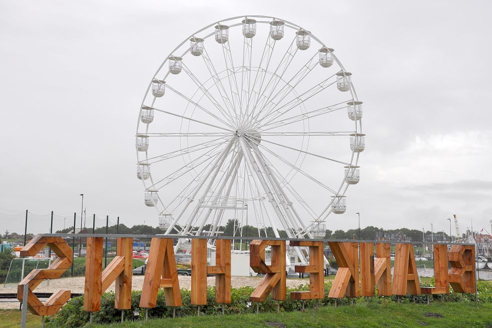 Das Riesenrad steht am Hafen von Bensersiel. Foto: Ullrich
