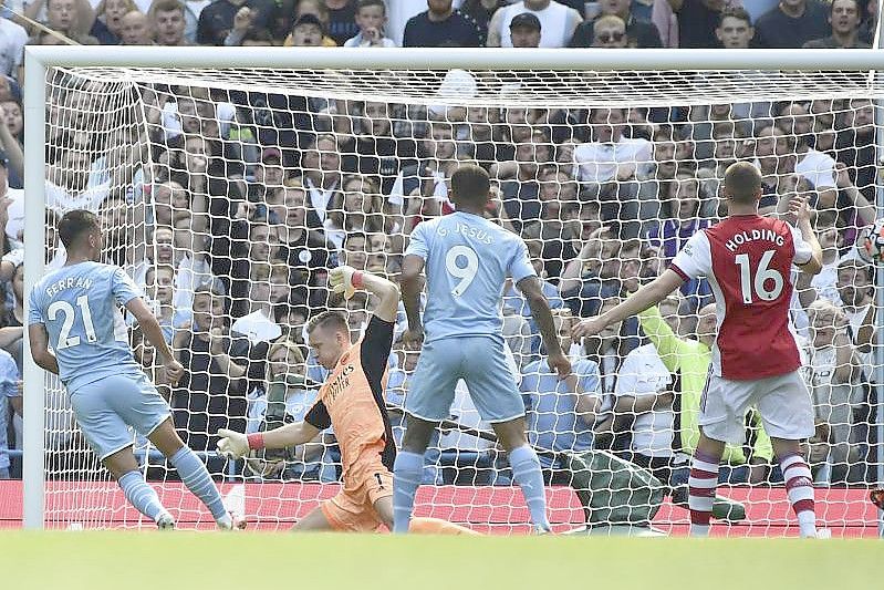 Manchester Citys Ferran Torres (l) erzielt das zweite Tor für seine Mannschaft. Foto: Rui Vieira/AP/dpa