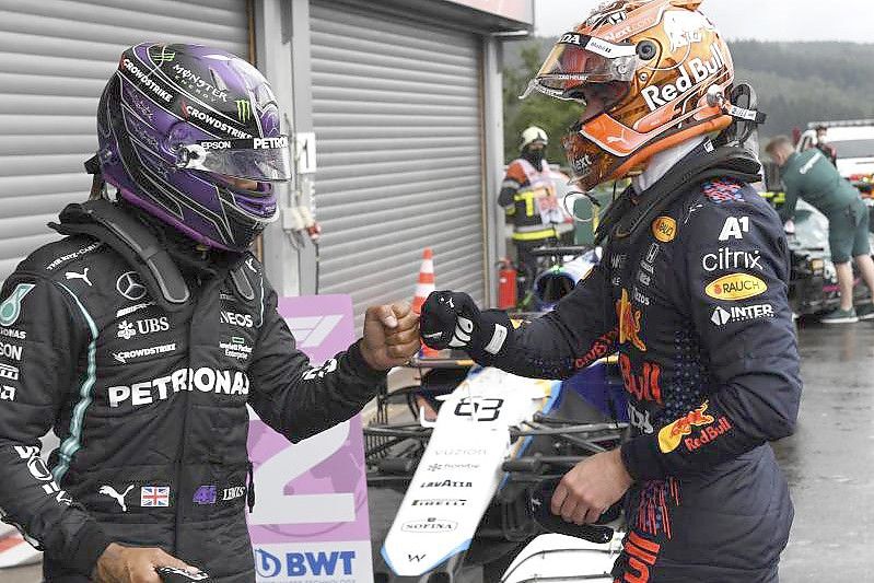 Quali-Sieger Max Verstappen (r) und der drittplatzierte Lewis Hamilton geben sich nach der Qualifikation die Faust. Foto: John Thys/Pool AFP/AP/dpa