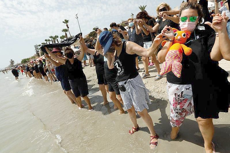 Demonstranten und Demonstrantinnen bilden eine mehr als 73 Kilometer lange Menschenkette am Ufer des Mar Menor. Foto: Edu Botella/EUROPA PRESS/dpa