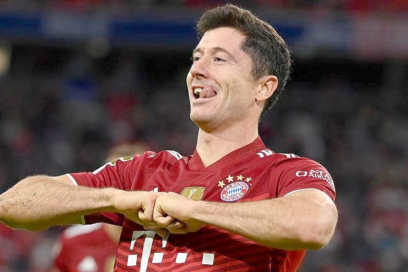 Weltklasse-Stürmer Robert Lewandowski bejubelt sein drittes Tor zum 5:0 gegen eine leidenschaftslos spielende Hertha aus Berlin. Foto: Sven Hoppe/dpa