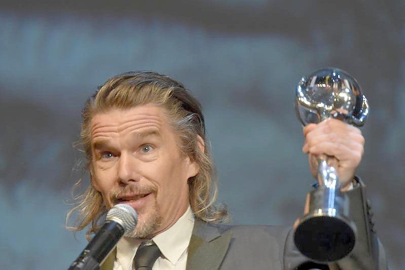 Ethan Hawke mit seiner Auszeichnung beim Internationalen Karlsbader Filmfestival. Foto: Kube Slavomír/CTK/dpa