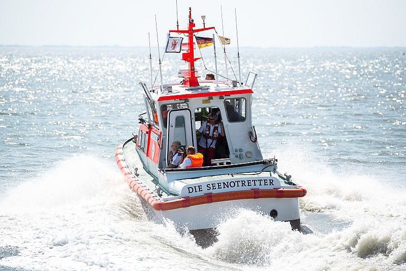 Ein Schiff Deutschen Gesellschaft zur Rettung Schiffbrüchiger (Symbolbild). Foto: Mohssen Assanimoghaddam/dpa