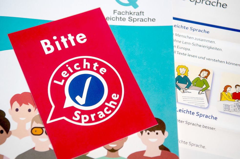 Informationsmaterial zum Thema Leichte Sprache liegt auf einem Tisch. Leichte Sprache soll Menschen mit einer geistigen Behinderung helfen, Texte besser zu verstehen. Foto: Hoppe/dpa