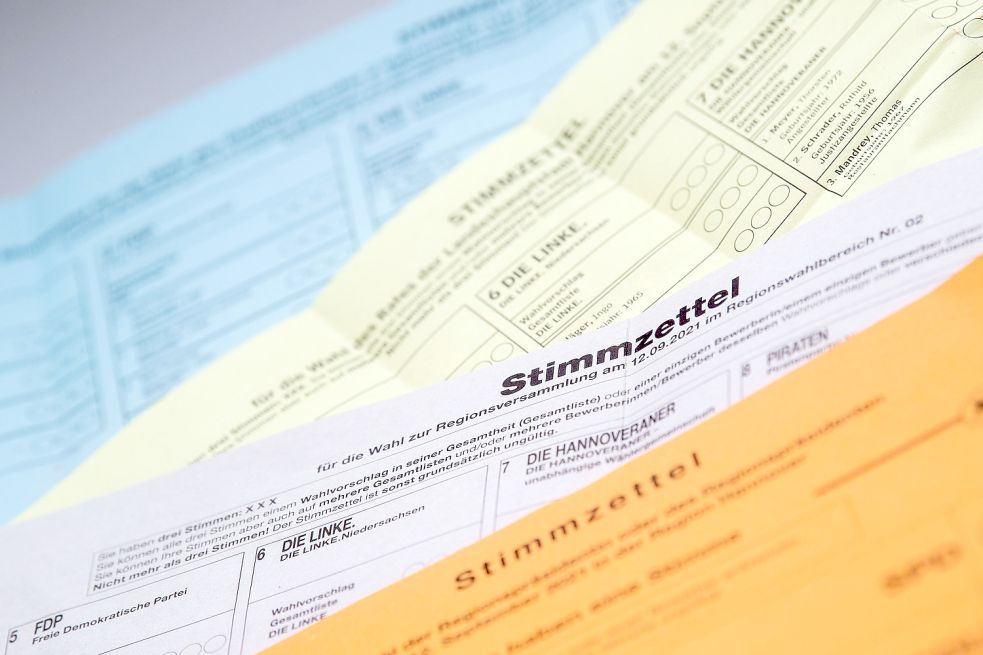 Muster von Stimmzetteln für die Kommunalwahlen 2021 in Niedersachsen für die Wahlen zum Stadtbezirksrat, Stadtrat, zur Regionsversammlung und Regionspräsident/-in liegen hier auf einem Tisch. Foto: Stratenschulte/dpa