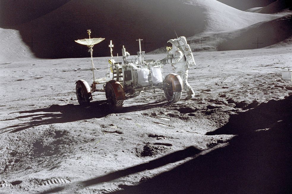 Wurde das Gestein, das jetzt in einem Emder Tresor liegt, bei der Apollo-15-Mission auf dem Mond eingesammelt? Das Foto zeigt den Astronauten James B. Irwin Ende Juli 1971 neben dem „Mondauto“ während der Mission zur Erkundung der Mondoberfläche (im Vordergrund der Schatten der Mondfähre „Falcon“). Foto: Nasa/DPA