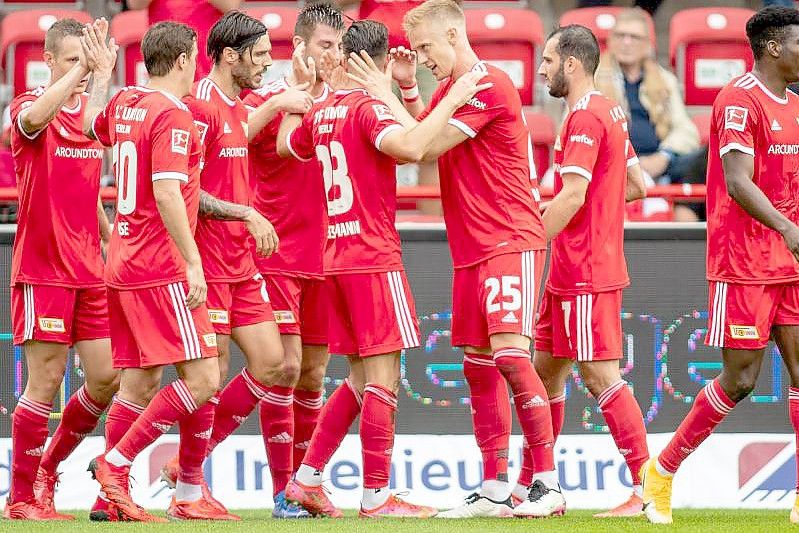 Unions Niko Gießelmann (5.v.l) jubelt nach seinem Treffer zum 1:0 mit Timo Baumgartl (3.v.r) und Teamkollegen. Foto: Andreas Gora/dpa