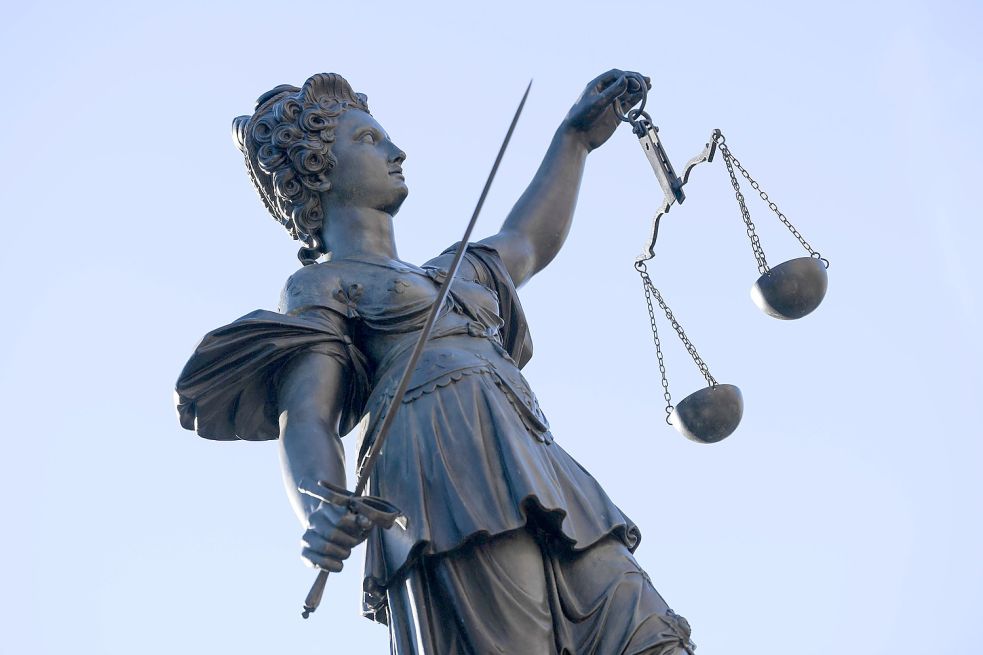 Symbol für Gerechtigkeit: eine Justitia-Statue. Foto: Arne Dedert/DPA