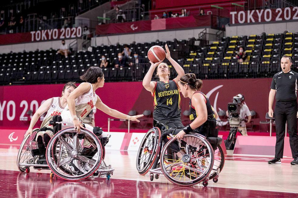 Lena Knippelmeyer (am Ball) erzielte im Spiel gegen Japan ihren ersten Paralympics-Punkt. Foto: Wunderl