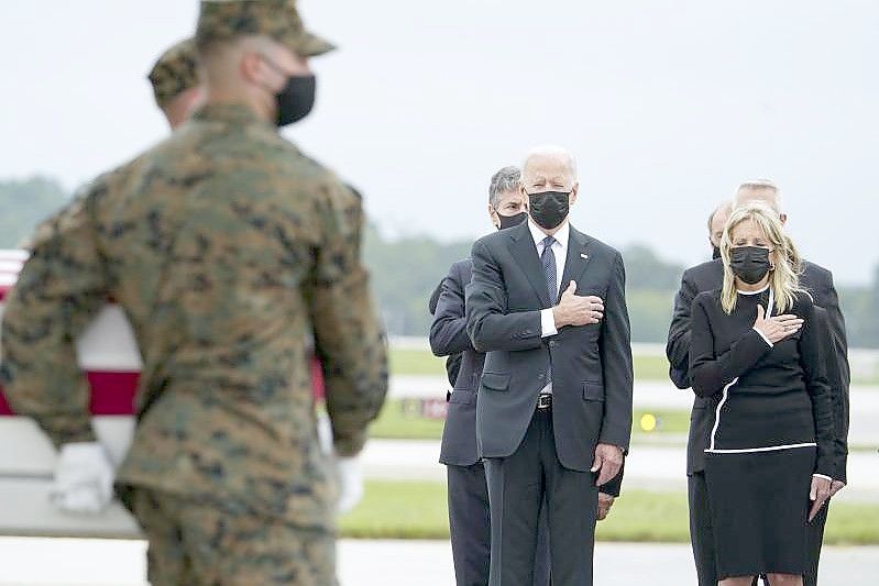 US-Präsident Joe Biden (2.v.r) und First Lady Jill Biden (r) bei der Rückführung von 11 der 13 US-Soldaten, die beim Selbstmordanschlag in Kabul getötet wurden. Foto: Manuel Balce Ceneta/AP/dpa