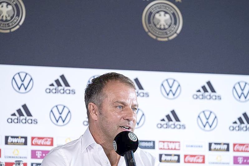 Hansi Flick stellt sich bei einem Medientermin den Fragen der Journalisten. Foto: Thomas Boecker/DFB/dpa