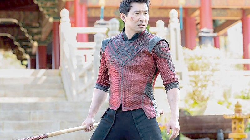 Simu Liu als Shang-Chi in einer Szene des Films „Shang-Chi and the Legend of the Ten Rings“. Foto: Jasin Boland/Disney Studios/Marvel Studios/dpa