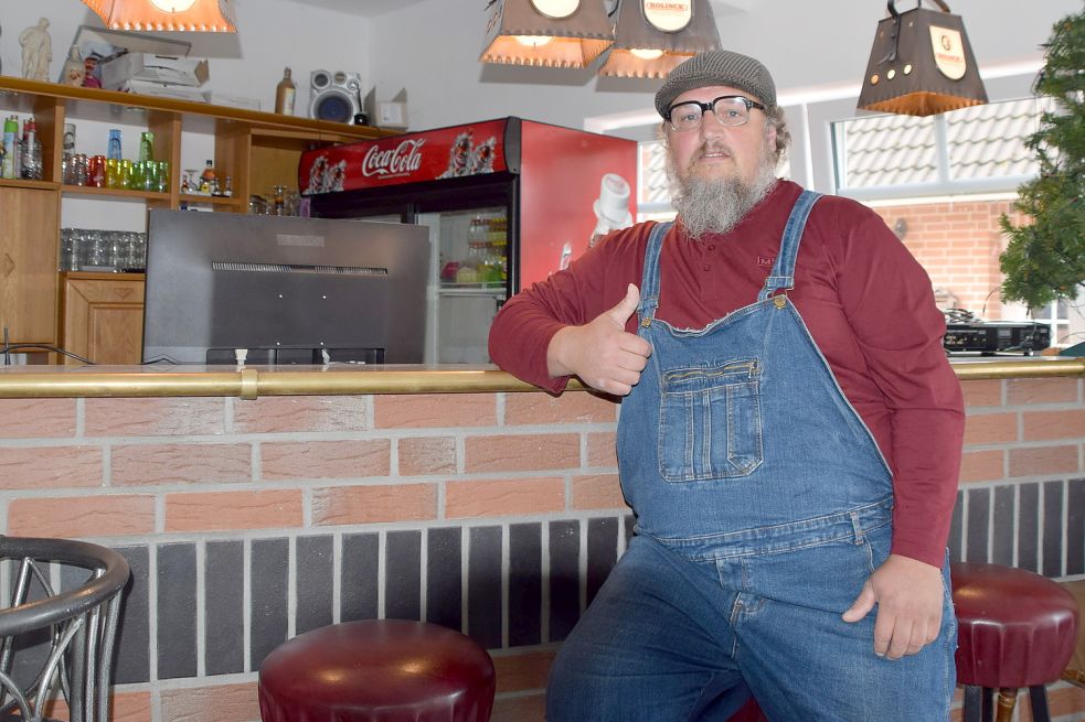 Gerhard Schoon steht gerne an der Theke in seinem Saal. Doch Alkohol trinke er nicht. „Ich brauche keinen, um Spaß zu haben“, sagt er. Foto: Kluth