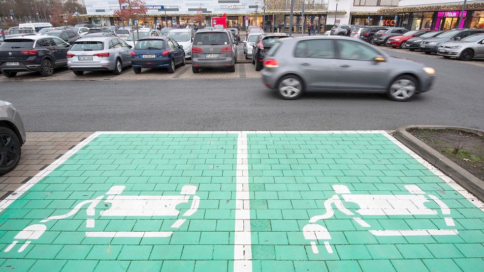 Ladestationen gibt es unter anderem vor Supermärkten - doch das kann kaum eine Lösung sein für die aktuellen Probleme bei der Ladeinfrastruktur. Foto: Julian Stratenschulte/dpa