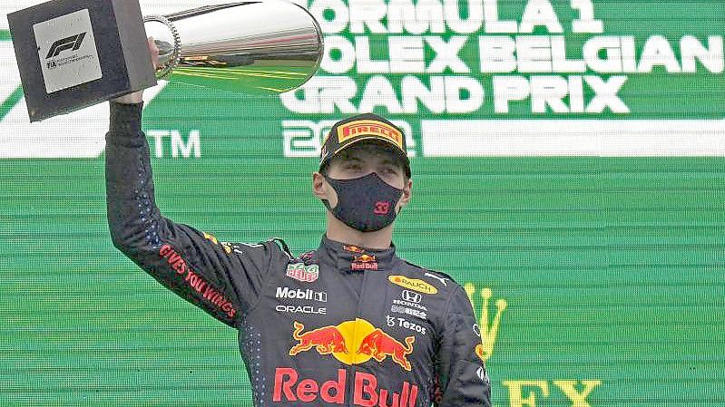 Max Verstappen vom Team Red Bull Racing hält den Pokal. Foto: Francisco Seco/AP/dpa
