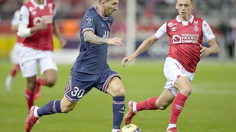 Lionel Messi (M.) spielte unauffällig für PSG. Foto: Francois Mori/AP/dpa