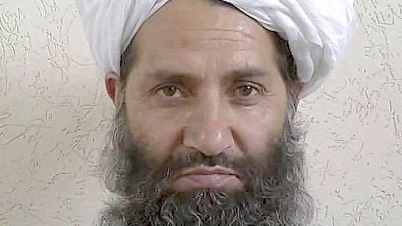 Auf diesem 2016 veröffentlichten Foto posiert der Führer der Taliban, Haibatullah Achundsada, für ein Porträt. Er soll wieder in Afghanistan sein. Foto: Afghan Islamic Press/AP/dpa/Archivbild