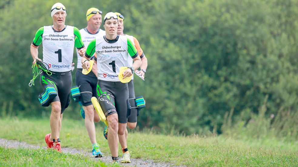 Das Fortuna-Logabirum-Team Ralf Taube und Britta Lampen (beide mit der Startnummer 1) gewann den Mixed-Wettbewerb. Lampen trägt sogenannte Paddels in den Händen, an Taubes Oberschenkel befindet sich ein klassischer Pullbuoy. Beide Hilfsmittel müssen die Sportler die gesamte Zeit mitführen. Foto: Sportfotograf-oldenburg.de