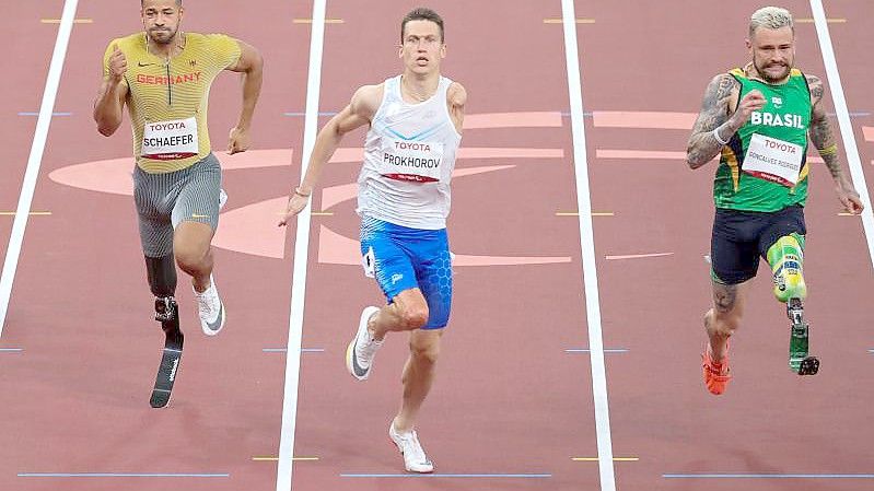Leon Schäfer (l) gewann über die 100 Meter die Bronzemedaille. Foto: Karl-Josef Hildenbrand/dpa