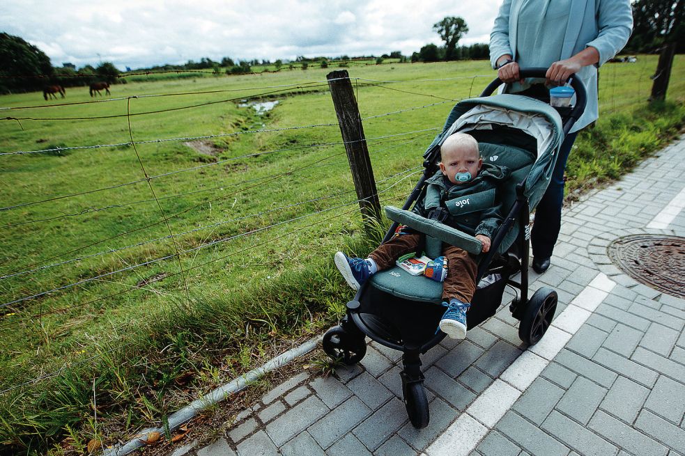 Knapp bemessen: Dieser Kinderwagen passt kaum auf den schmalen Gehweg. Das linke Hinterrad berührt schon die weiße Linie, die den Gehweg vom Radweg trennt. Fotos: J. Doden
