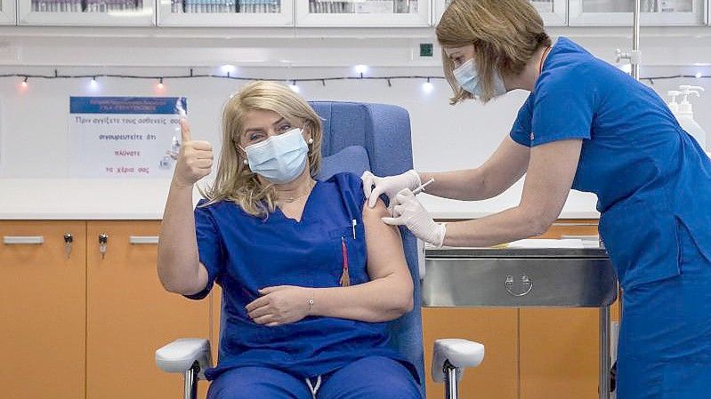 Eine Krankenpflegerin in einem staatlichen Krankenhaus in Griechenland wird gegen das Coronavirus geimpft. Foto: Yorgos Karahalis/AP POOL/dpa