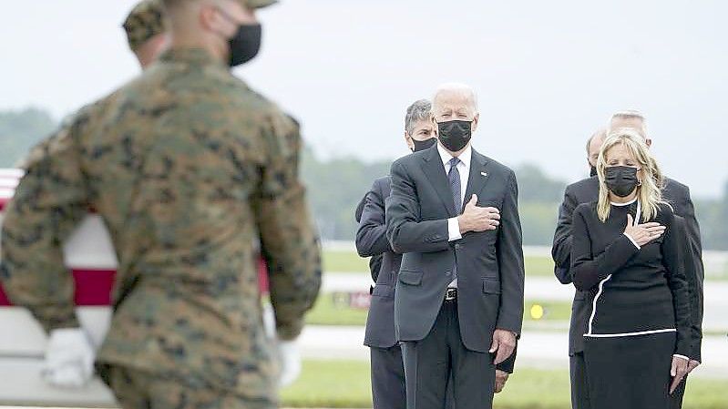 US-Präsident Joe Biden (2.v.r) und First Lady Jill Biden (r) bei der Rückführung von 11 der 13 US-Soldaten, die beim Selbstmordanschlag in Kabul getötet wurden. Foto: Manuel Balce Ceneta/AP/dpa