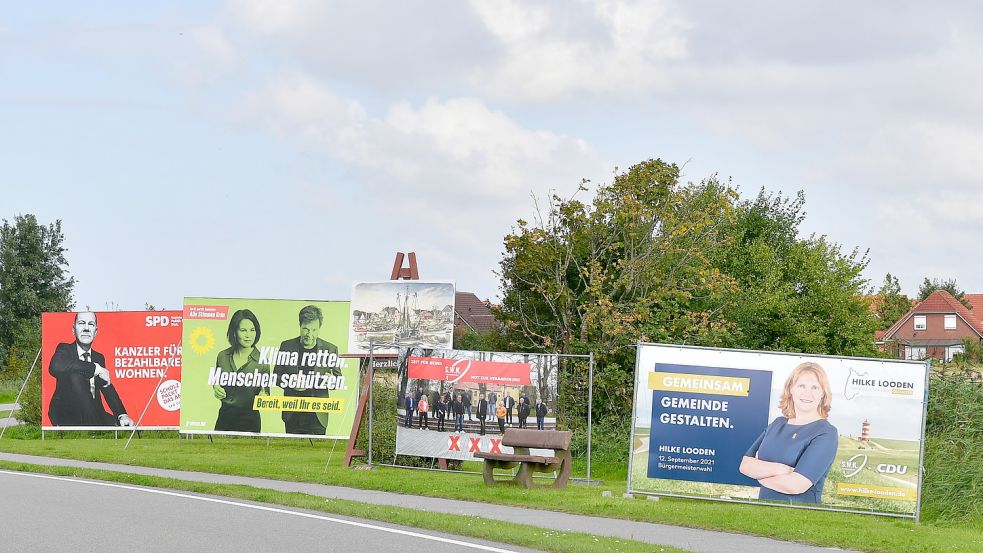 Plakate, sowohl kleine als auch große, gibt es auch in diesem Jahr in der Krummhörn. Viele Parteien verzichten aber auf die sogenannten „Kopfplakate“ zur Gemeinderatswahl. Foto: Wagenaar