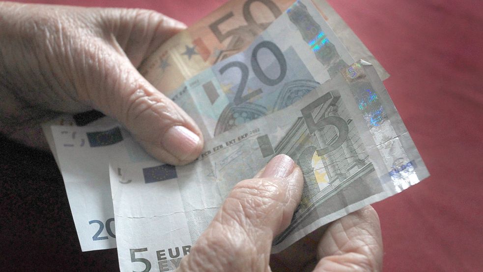 Immer wieder soll die Auricherin auf die Lügengeschichten des Angeklagten hereingefallen sein und ihm Geld gegeben haben. Symbolfoto: Hildenbrand/dpa