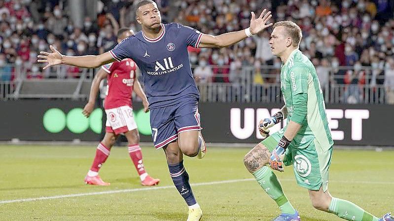 Ein möglicher Wechsel von Kylian Mbappé (M.) steht noch im Raum. Foto: Daniel Cole/AP/dpa