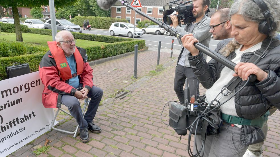 Auch Medienvertreter sind vor Ort. Foto: Ortgies