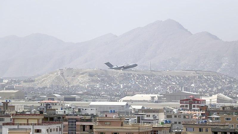 Ein US-Militärflugzeug verlässt Kabul am vergangenen Samstag. Laut Medienberichten sind am Montagmorgen mehrere Raketen in Richtung Flughafen abgefeuert worden. Foto: Wali Sabawoon/AP/dpa