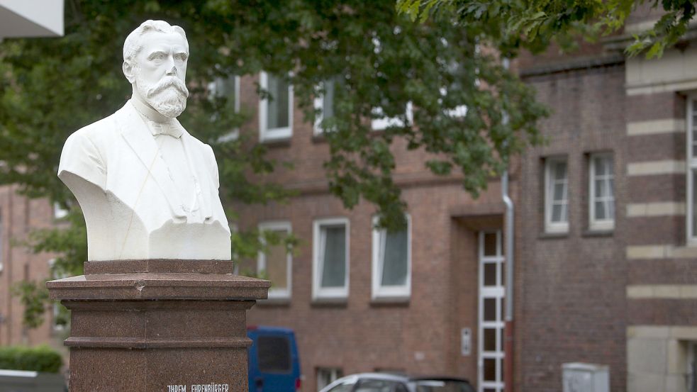 Die Marmornase ist etwas angeschlagen, ansonsten steht Carl Schweckendiecks Büste nach der Köpfung 1996 wieder gut da.