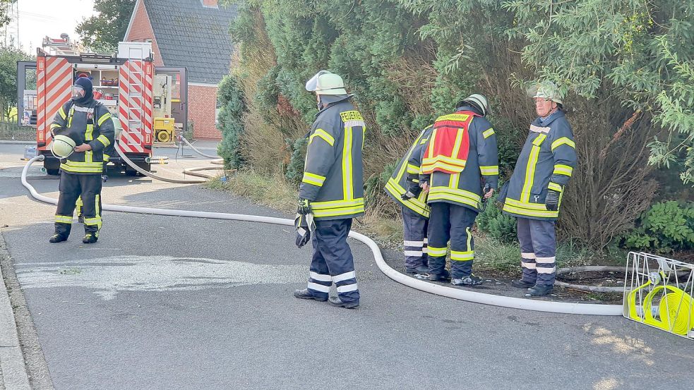 Die Feuerwehr war mit insgesamt 35 Einsatzkräften vor Ort. Foto: Gettkowski