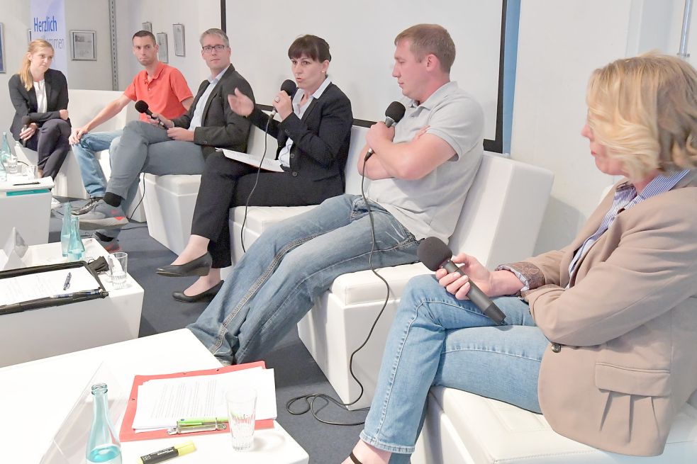 Die Moderatorinnen, Kandidaten und Kandidatin der Podiumsdiskussion in Weener. Von links: OZ-Redaktionsleiterin Nikola Nording, Markus Smidt (parteilos), Heiko Abbas (CDU), Silke Helbich (SPD), Eugen Nazarenus (parteilos) und OZ-Redakteurin Tatjana Gettkowski. Foto: Ortgies