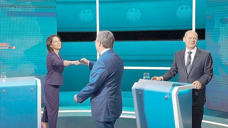 Die Kanzlerkandidaten Armin Laschet (M), Annalena Baerbock und Olaf Scholz vor der Sendung im TV-Studio in Berlin-Adlershof. Foto: Michael Kappeler/dpa Pool/dpa