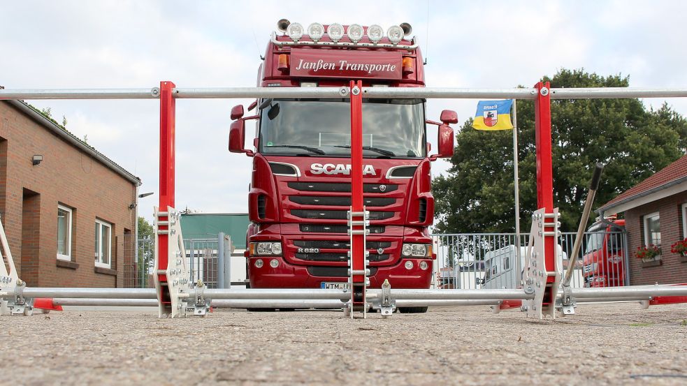 Die rot-silberne Stahlkonstruktion – hier aufgebaut in Esens – soll heranrasende Lkw aufhalten. Tests zeigen: Das klappt. Foto: Oltmanns