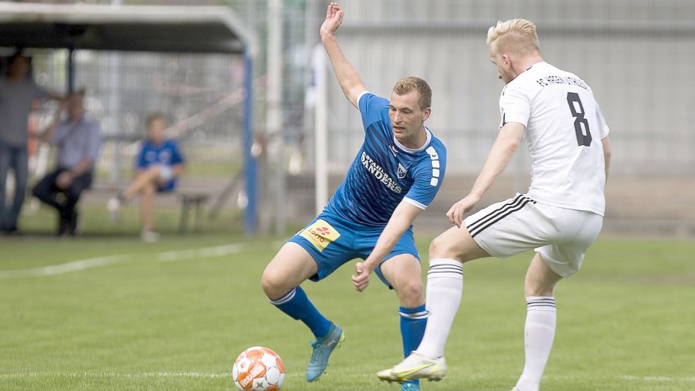 Im Achtelfinale hatte sich Kickers (links Heiko Visser) gegen Hagen/Uthlede durchgesetzt. Foto: Doden