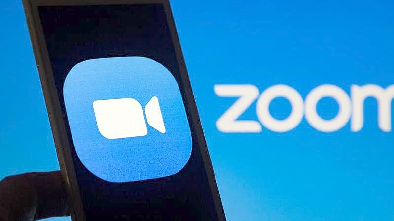 Das Zoom-Logo ist auf einem Smartphone-Bildschirm zu sehen. Der Videokonferenzdienst boomt weiter und hat im zweiten Quartal erstmals die Marke von einer Milliarde Dollar beim Umsatz geknackt. Foto: Andre M. Chang/ZUMA Wire/dpa