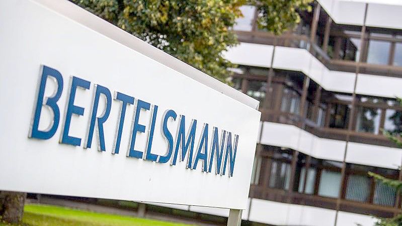 Ein Schild mit dem Logo von Bertelsmann steht vor der Zentrale. Bertelsmann gibt seine Halbjahreszahlen bekannt. Foto: Lino Mirgeler/dpa