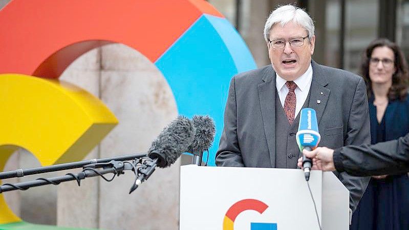 Jörg Steinbach (SPD), Minister für Wirtschaft, Arbeit und Energie des Landes Brandenburg, spricht anlässlich der Vorstellung des Investitionsplans für Google Deutschland vor der Hauptstadtrepräsentanz von Google in Berlin-Mitte. Foto: Bernd von Jutrczenka/dpa