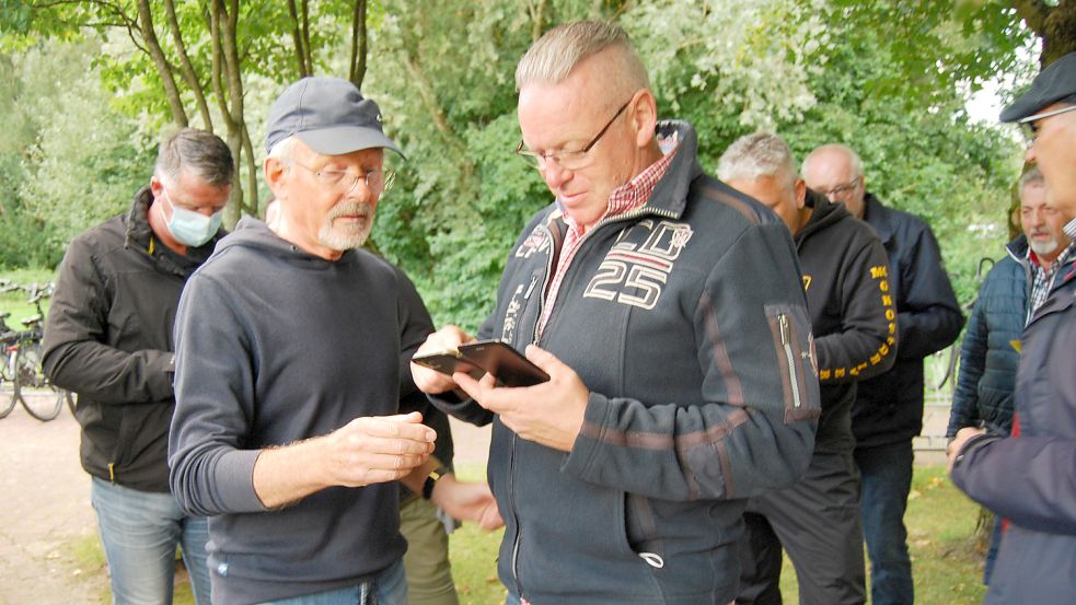 Bei Blau-Weiß Papenburg gilt die 3G-Regel. Hier kontrolliert Vorstandsmitglied Heinz Sander (links) den Nachweis eines Zuschauers via App. Foto: Reemts